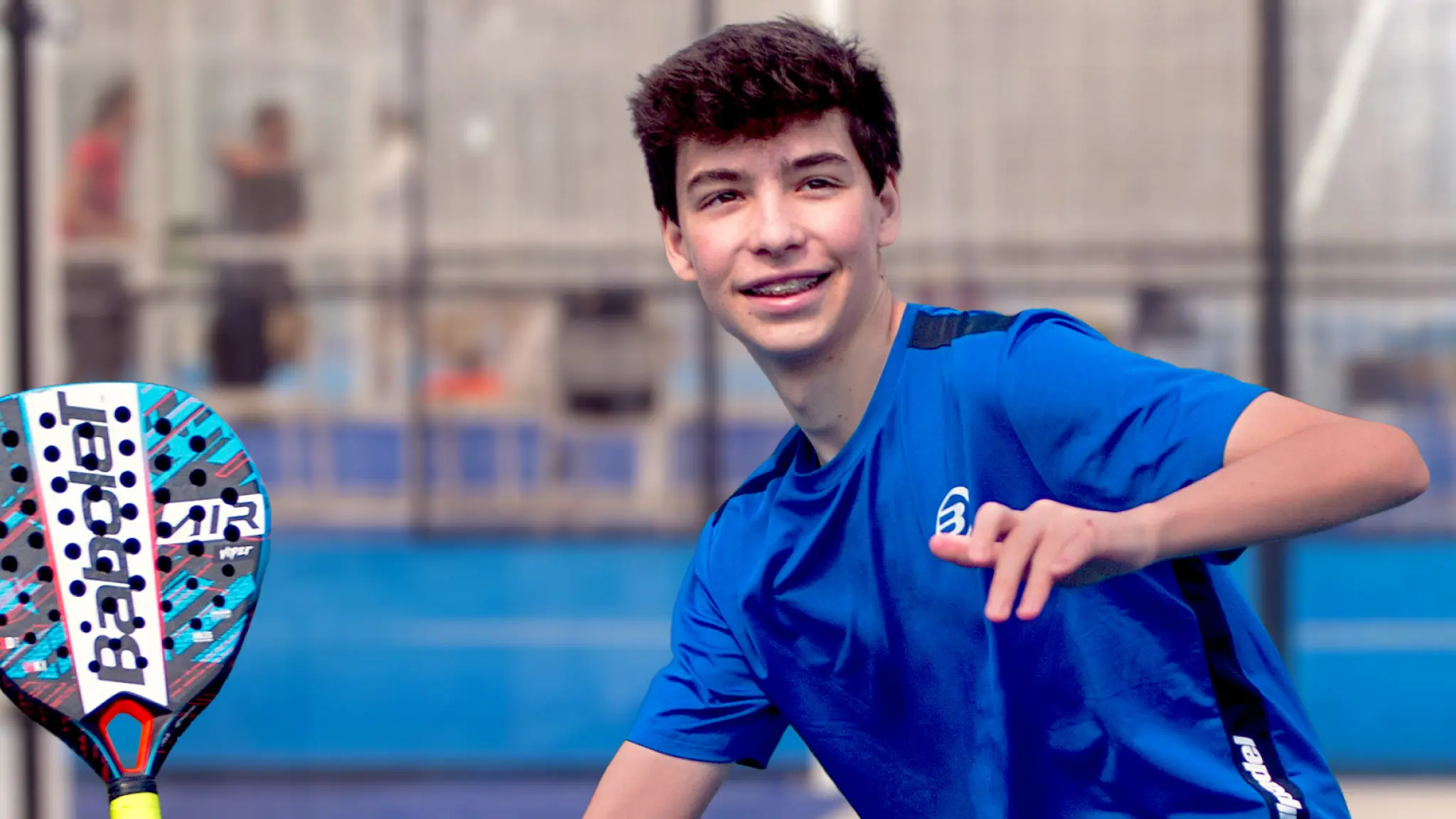 chico joven realizando una clase de pádel en el campus de verano de Padelarium