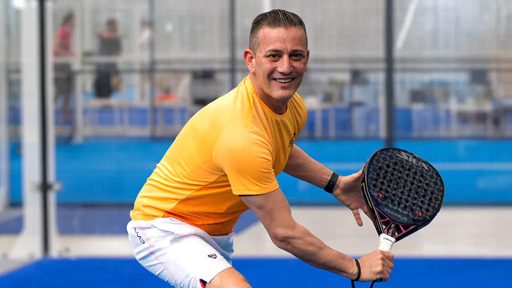 Adult en un partit de competició